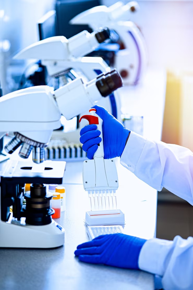 imgi_31_variable-volume-multichannel-pipette-medical-worker-scientist-laboratory-assistant-rubber-gloves-works-laboratory_216929-23